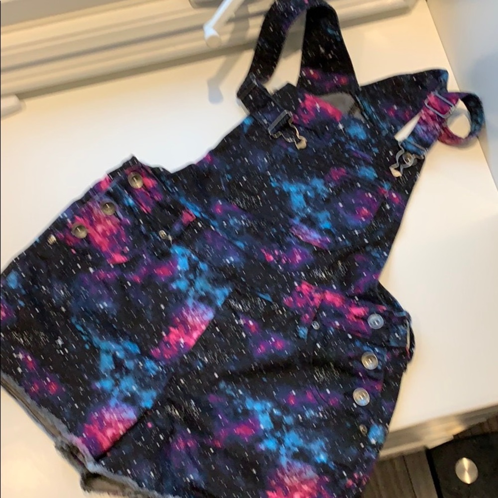 Hot Topic short overall